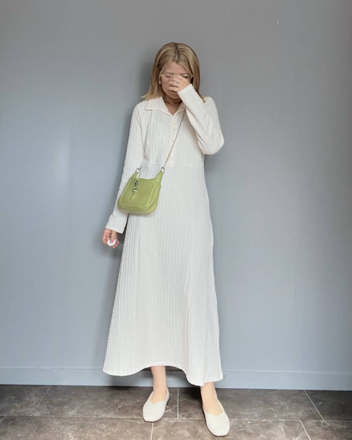 白ワンピース×カラーバッグ