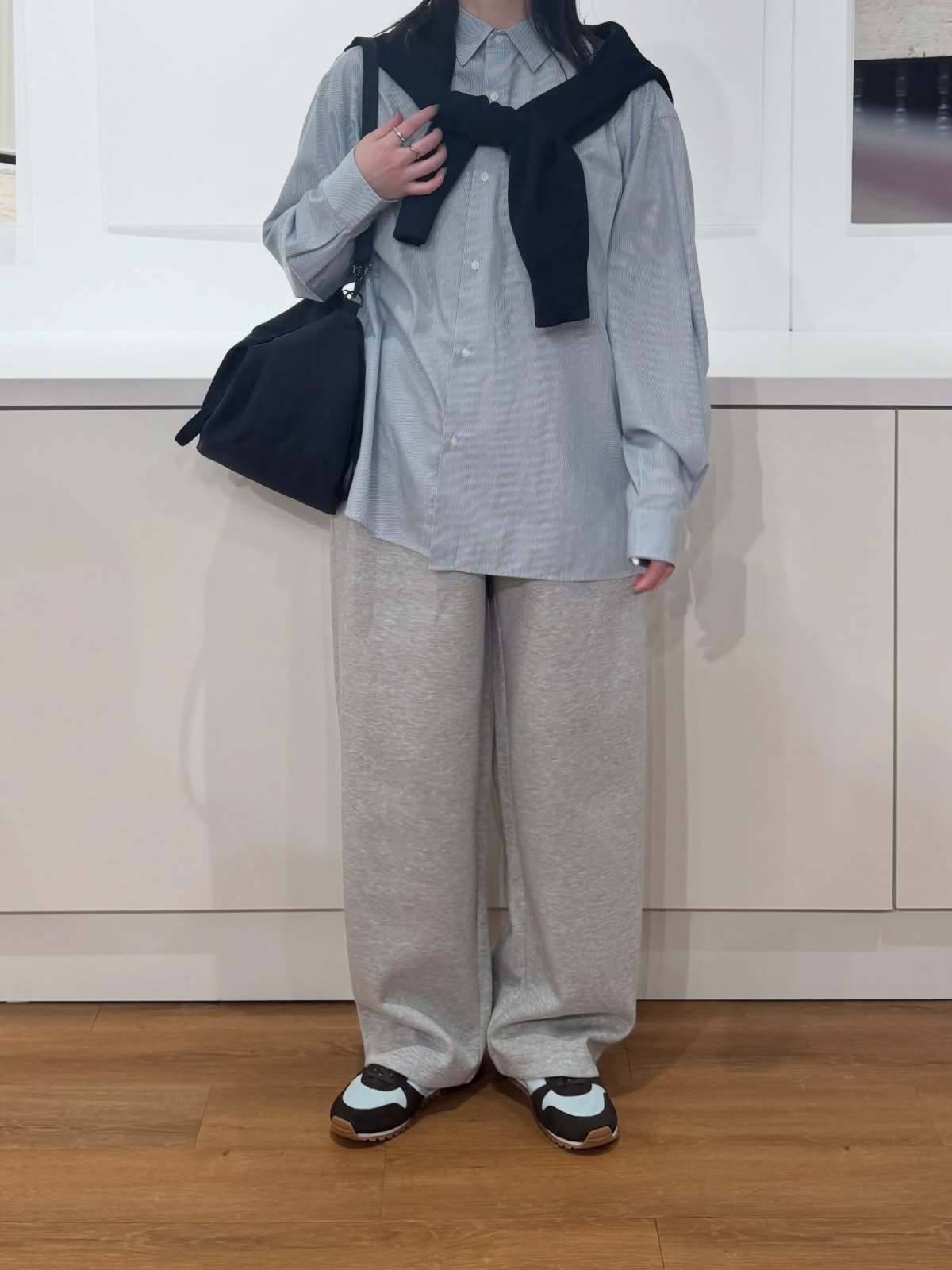 シャツの上にカーディガンを肩掛けする♪