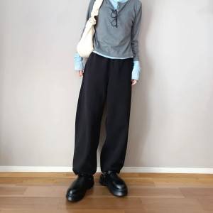 【2026年3月】最高にセンスいい……！春のおすすめ黒パンツコーデ5選