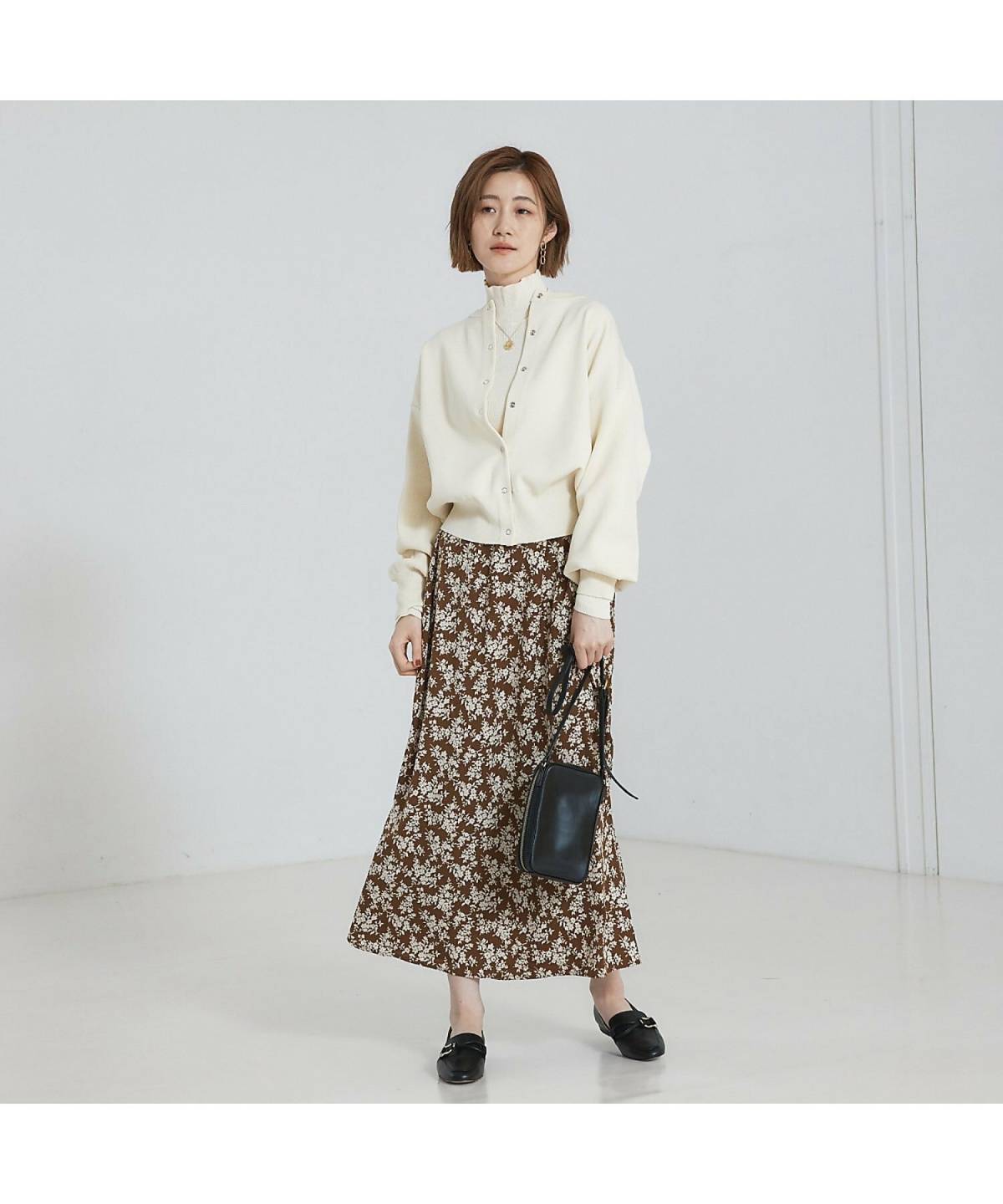 6月北海道コーデ 花柄スカート 白トップス