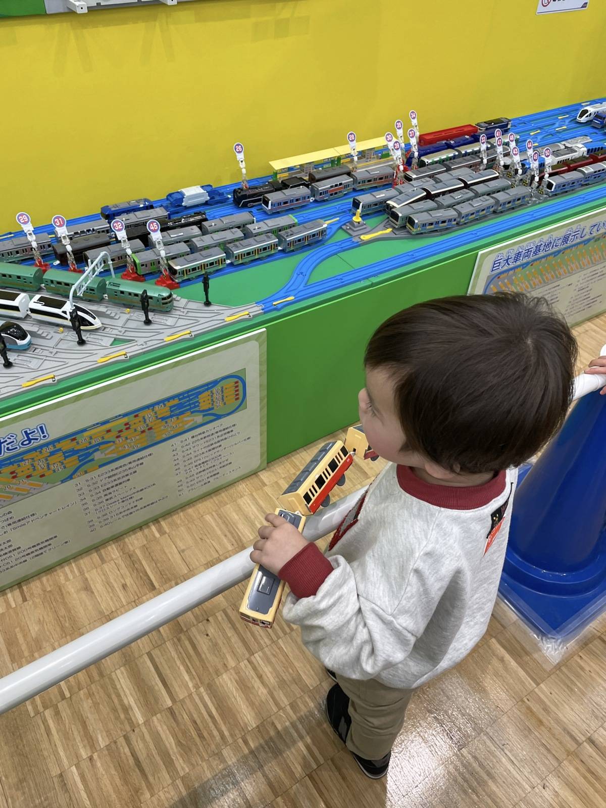 電車のおもちゃで遊ぶ男の子