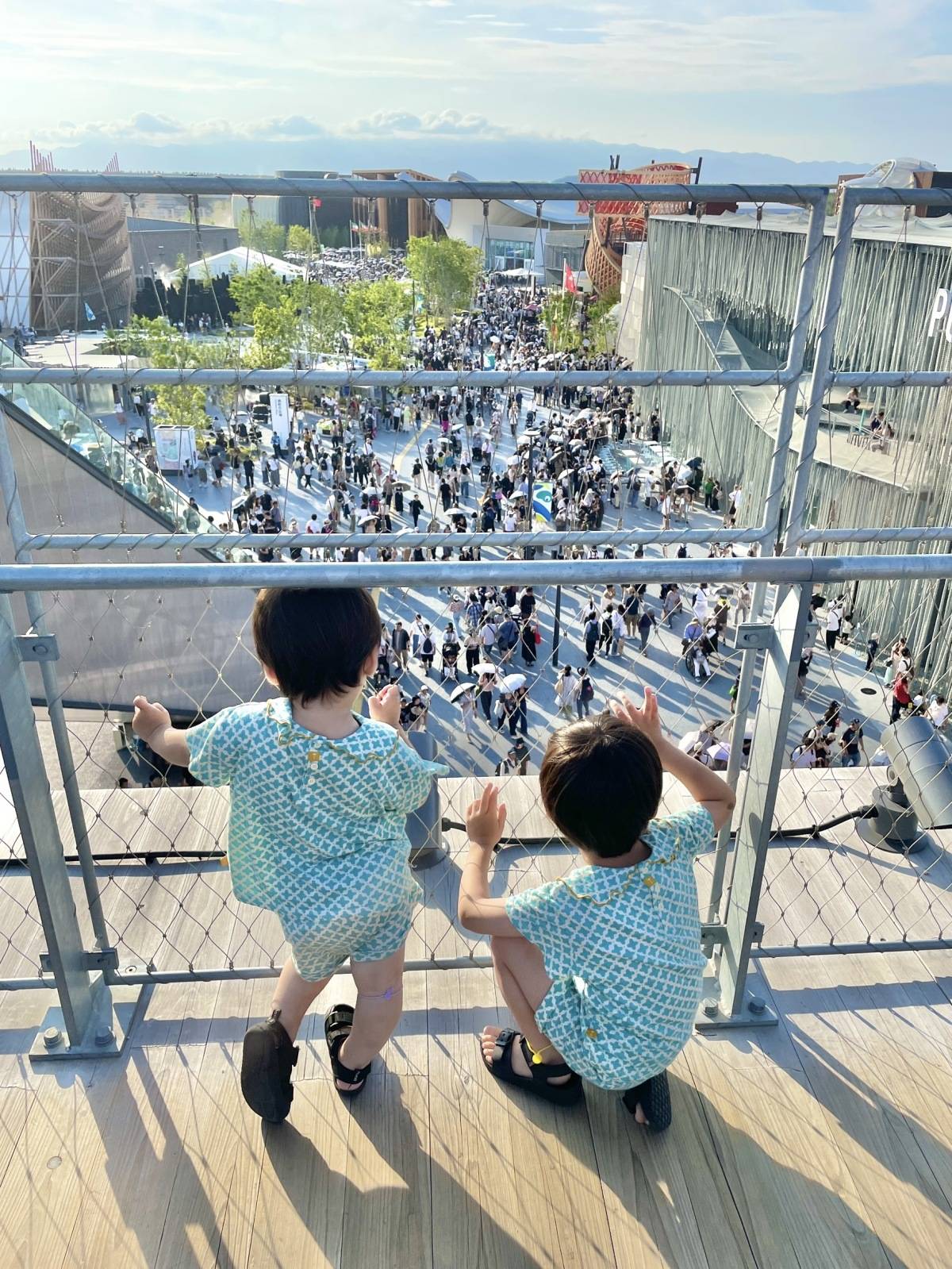 2人の男の子の後ろ姿