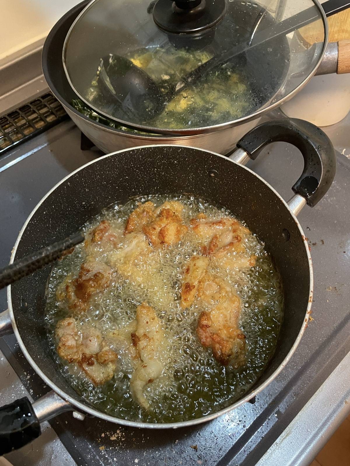 カルディのフライドチキンの素を使って調理をしているところ