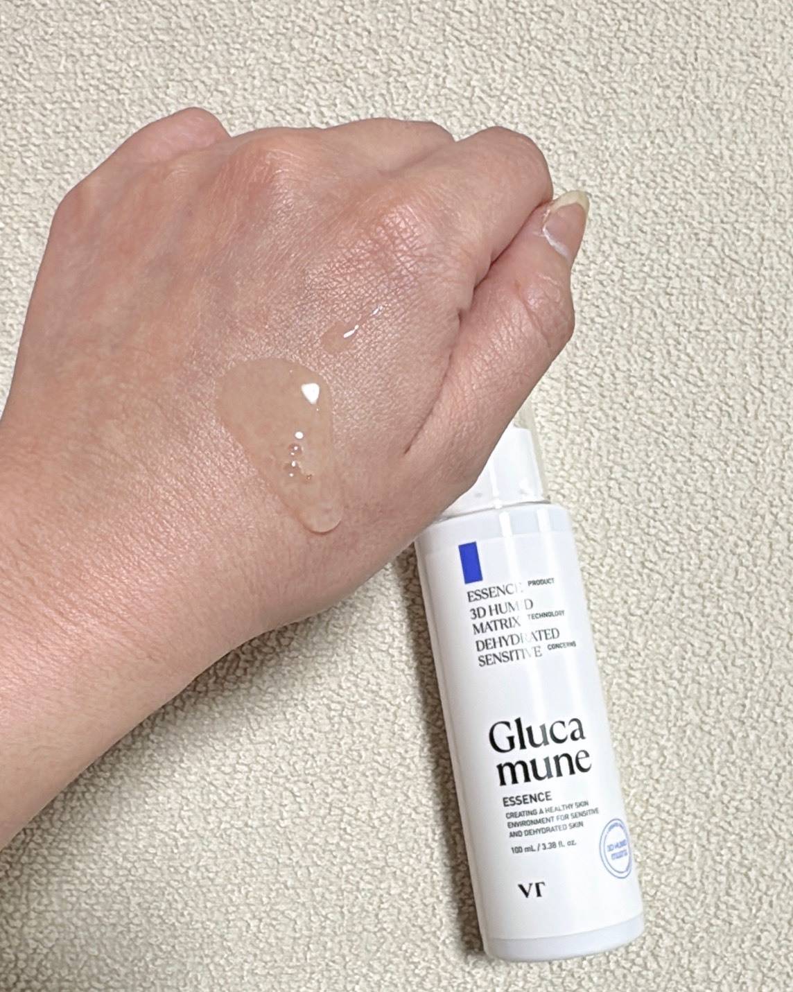 VT COSMETICS VT グルカミューン エッセンスを手に取ったところ
