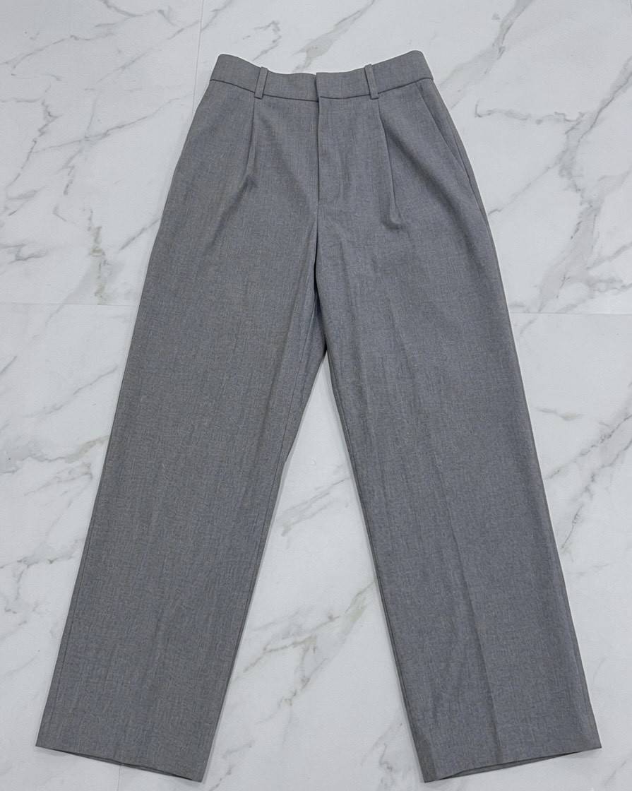 UNIQLOのタックワイドパンツ