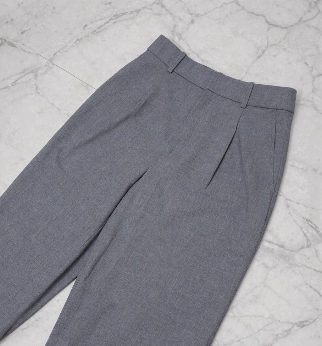 UNIQLOのタックワイドパンツ