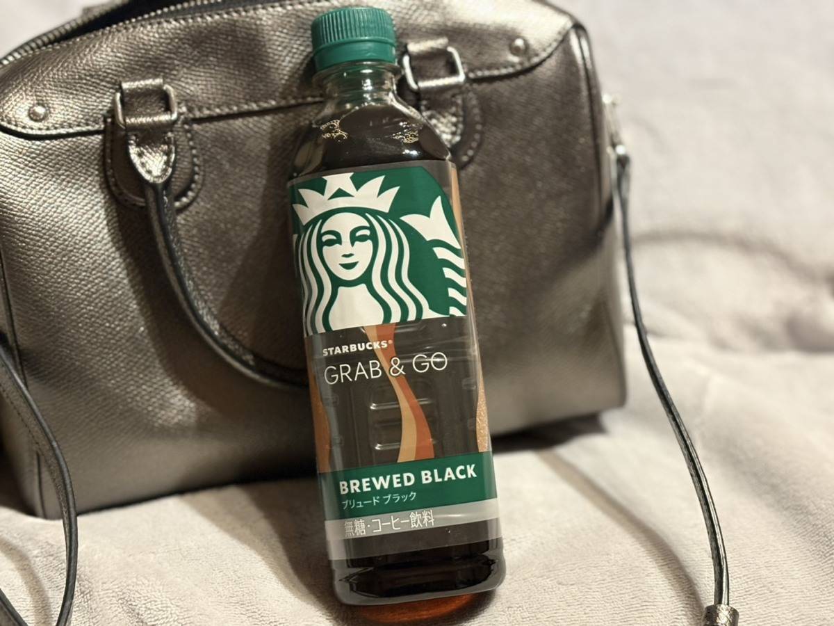 バッグに立てかけたスタバのペットボトル