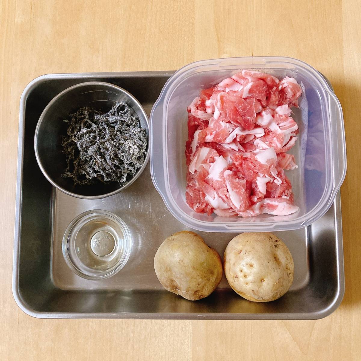 くらこん公式の「牛肉とじゃがいもの塩こんぶ炒め」のレシピ