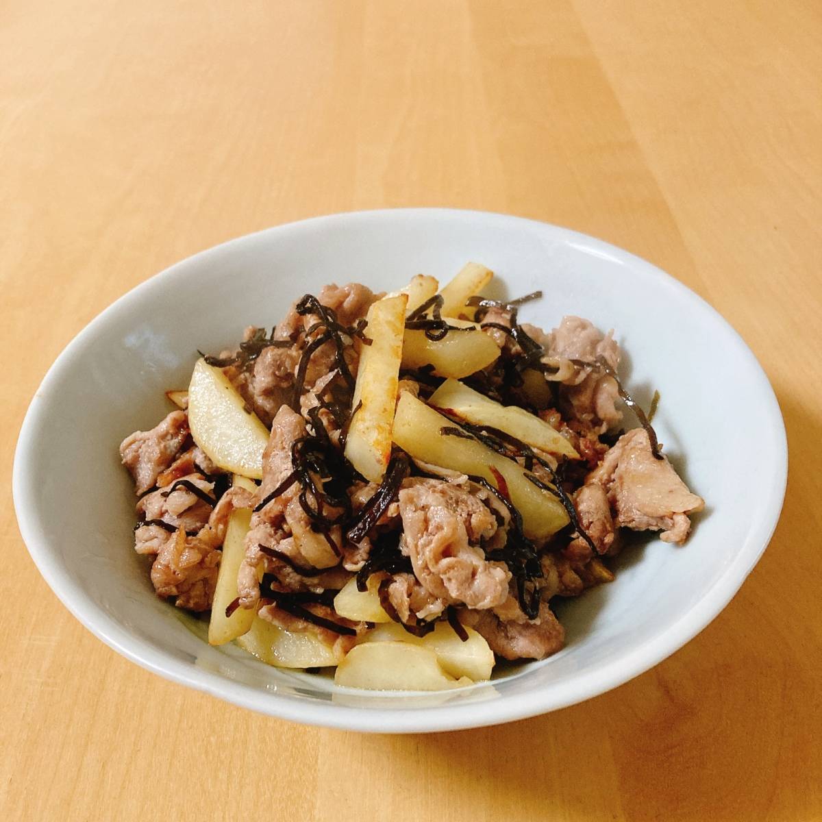 くらこん公式の「牛肉とじゃがいもの塩こんぶ炒め」のレシピ