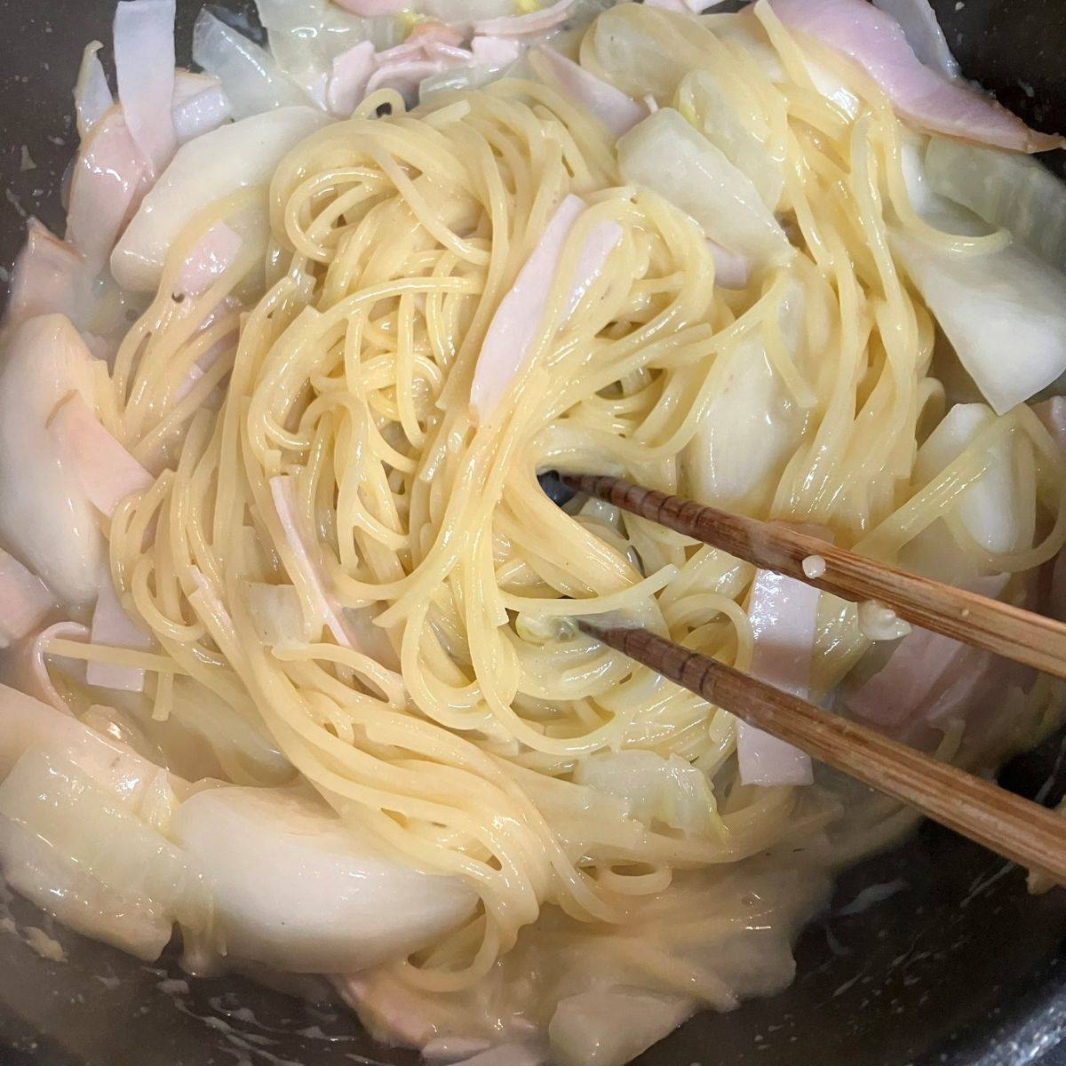 マ・マー公式の「ほたてとかぶのクリームパスタ」のレシピ