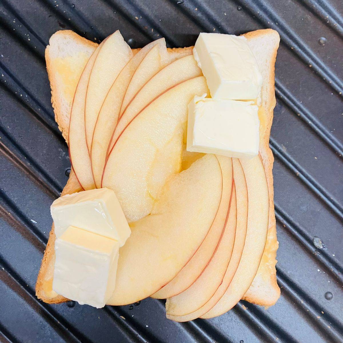 パスコ公式の「りんごとカマンベールチーズのハニートースト」のレシピ