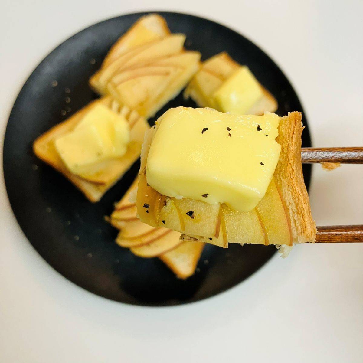 パスコ公式の「りんごとカマンベールチーズのハニートースト」のレシピ