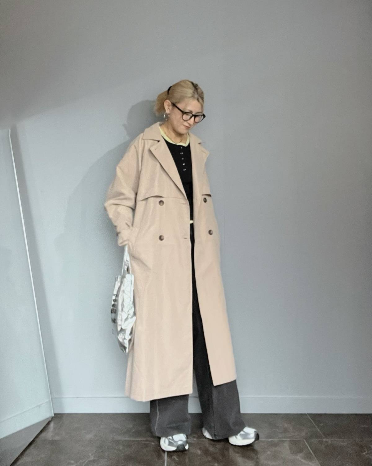 濃色コーデの上に羽織る!