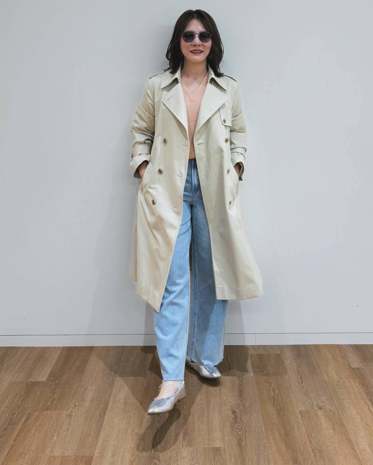 Vネックニット×デニムパンツ