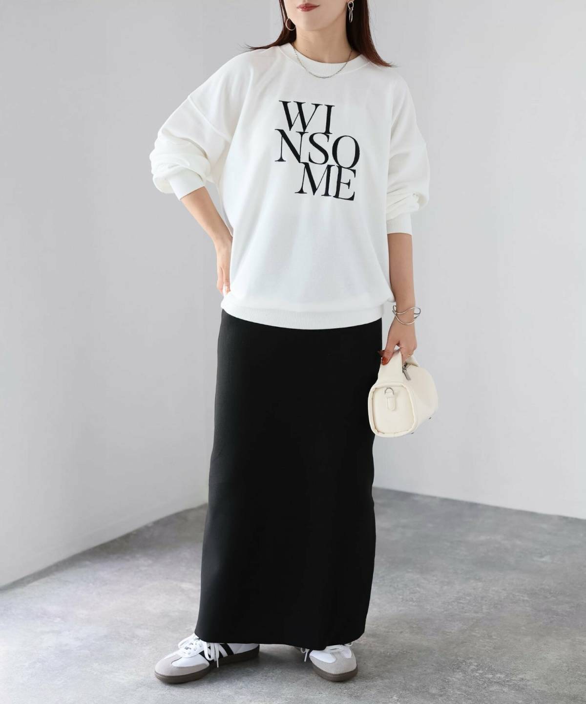5月の北海道コーデ ロゴTシャツ ニットスカート