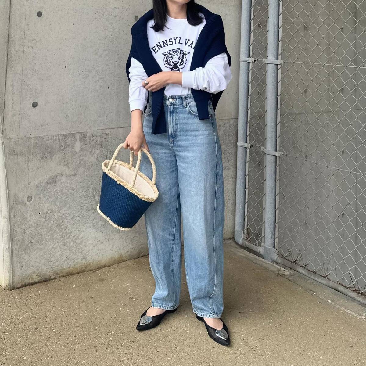 プリントスウェットの上に肩掛けする！