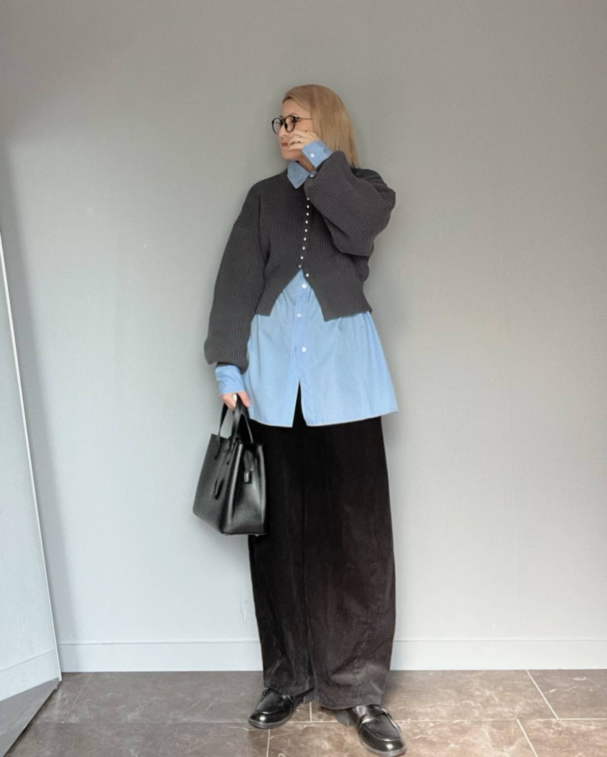 カーディガン×ロングシャツの重ね着が◎