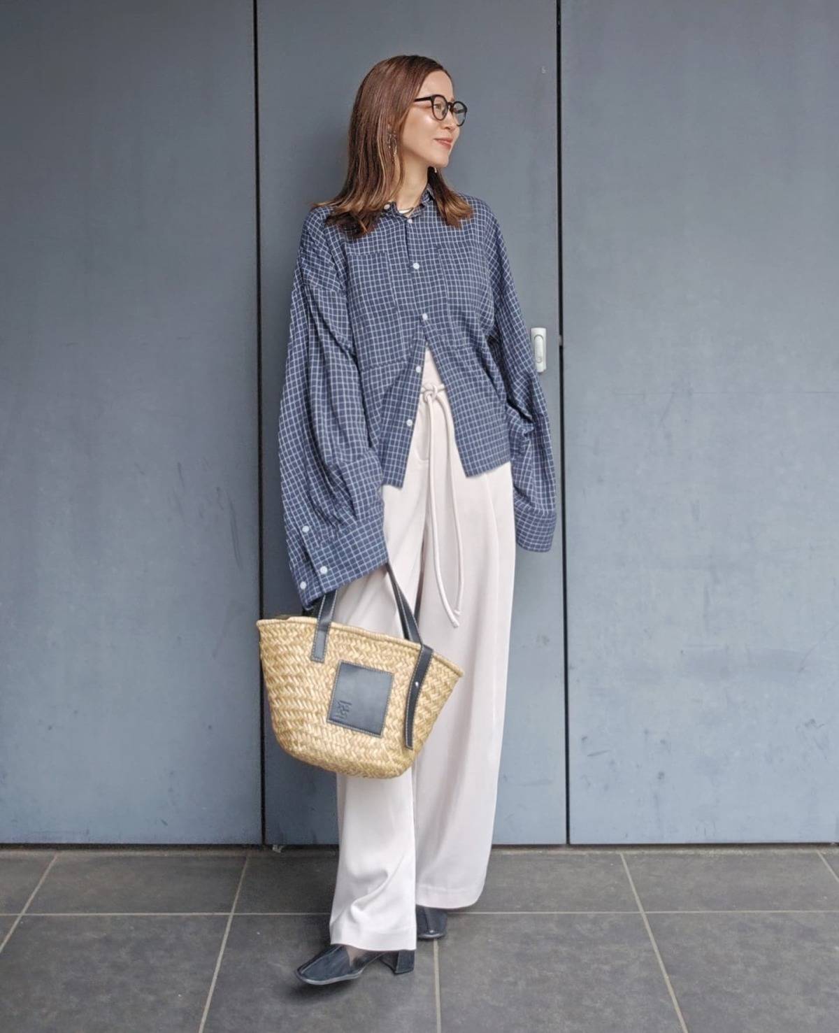 ストライプ柄シャツ×白パンツ