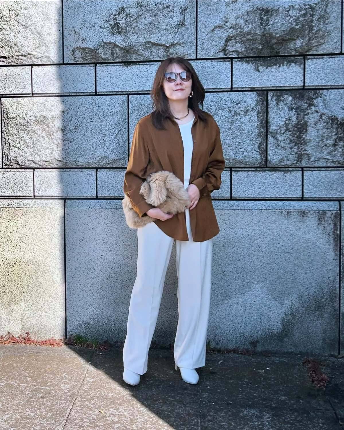 ホワイトコーデ×ブラウンシャツ