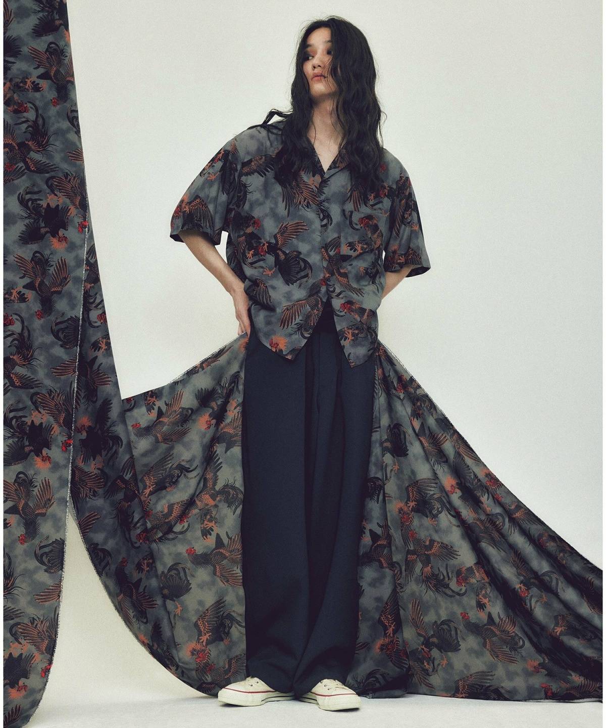 アロハシャツコーデ レディース 黒パンツ