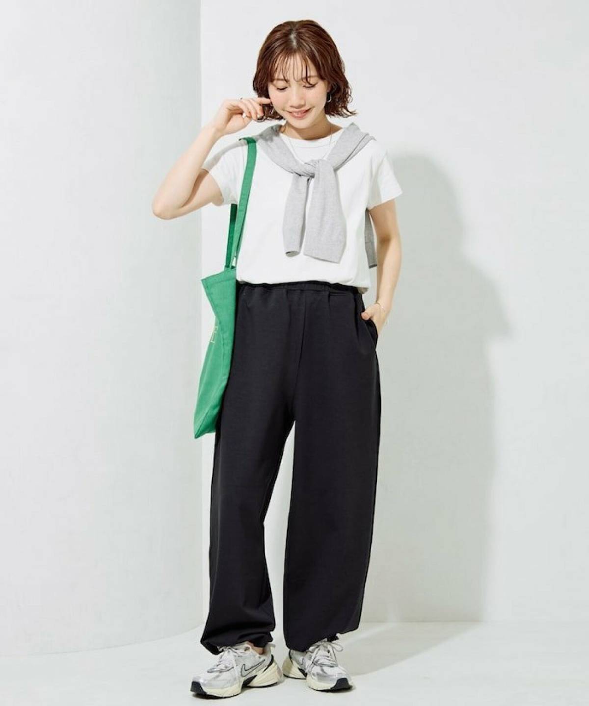 夏のディズニーコーデ スウェットパンツ カーディガン Tシャツ