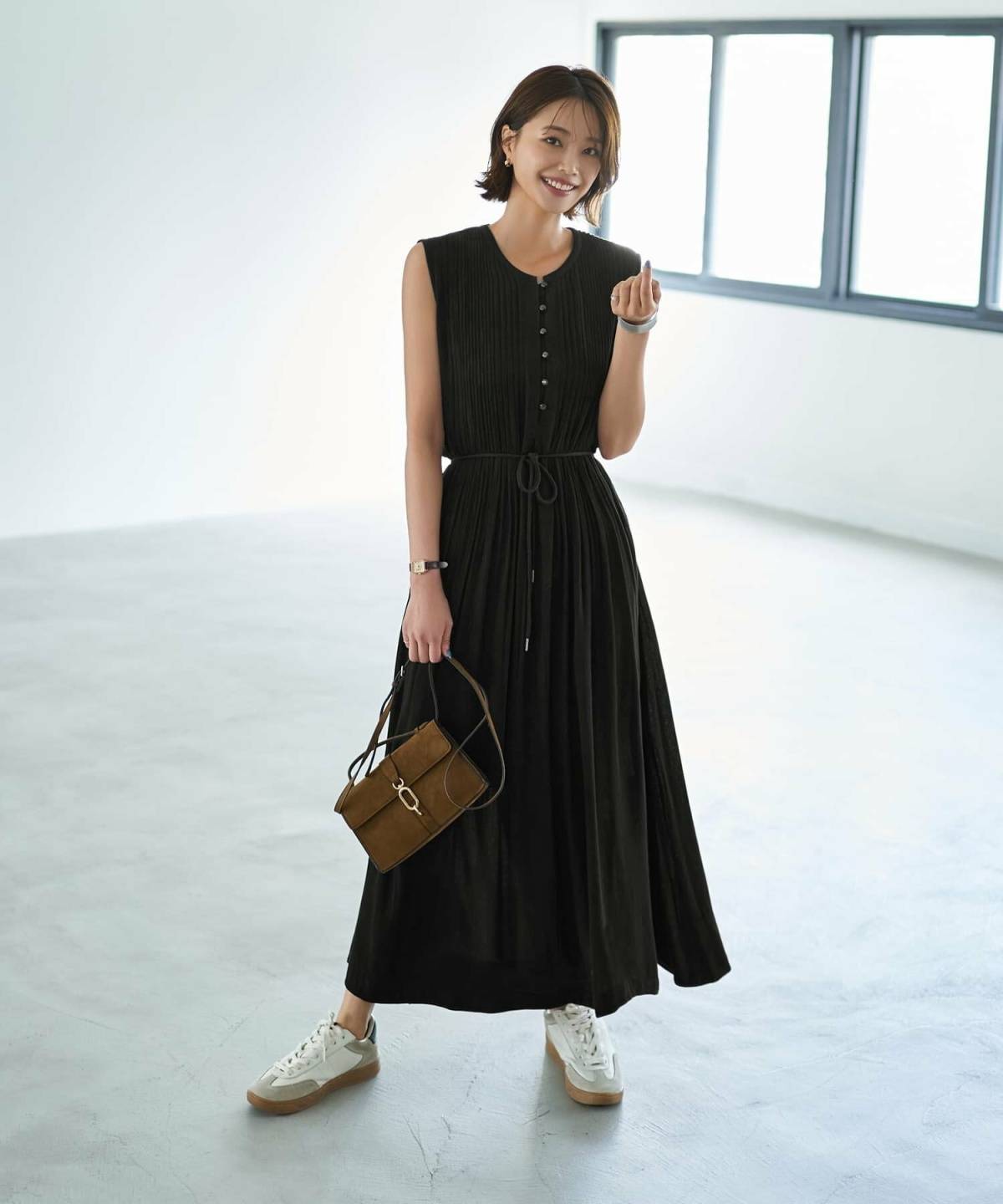 7月の東京コーデ ノースリーブワンピース スニーカー