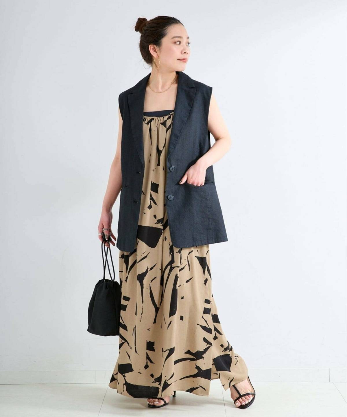 7月の東京コーデ 柄ワンピース ジレ