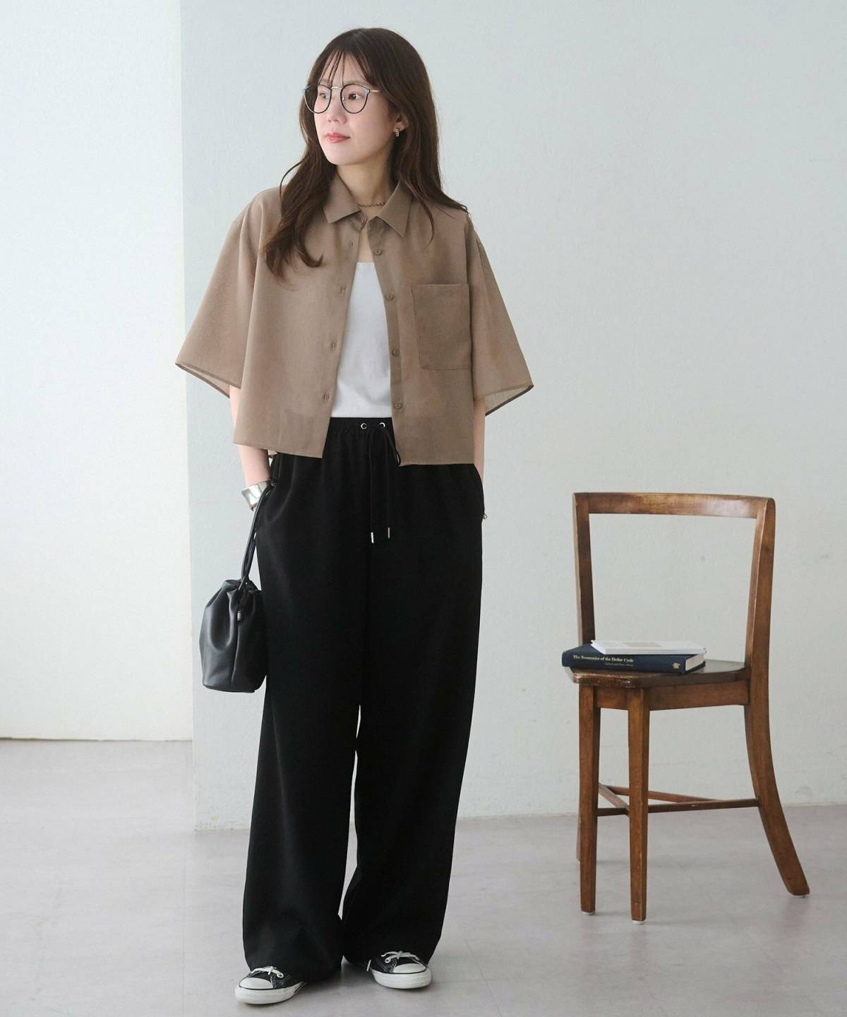 7月の東京コーデ ショート丈シャツ イージーパンツ