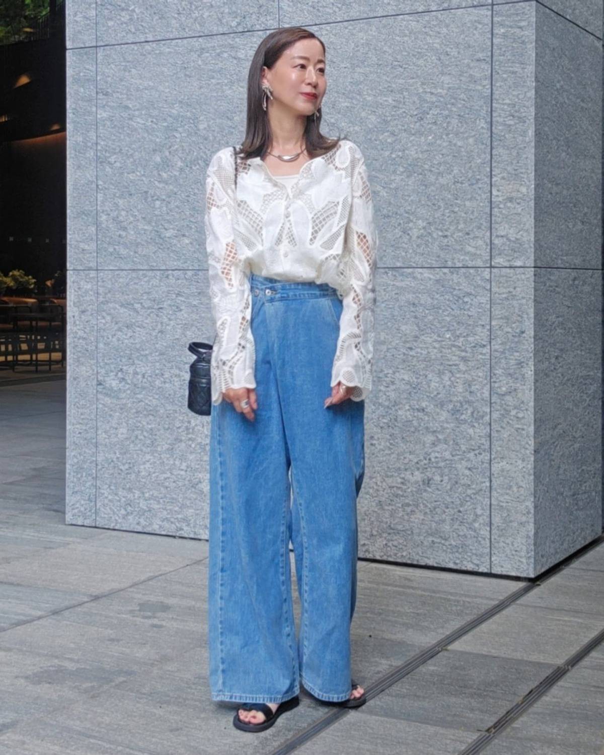 レースブラウス×デニムパンツ