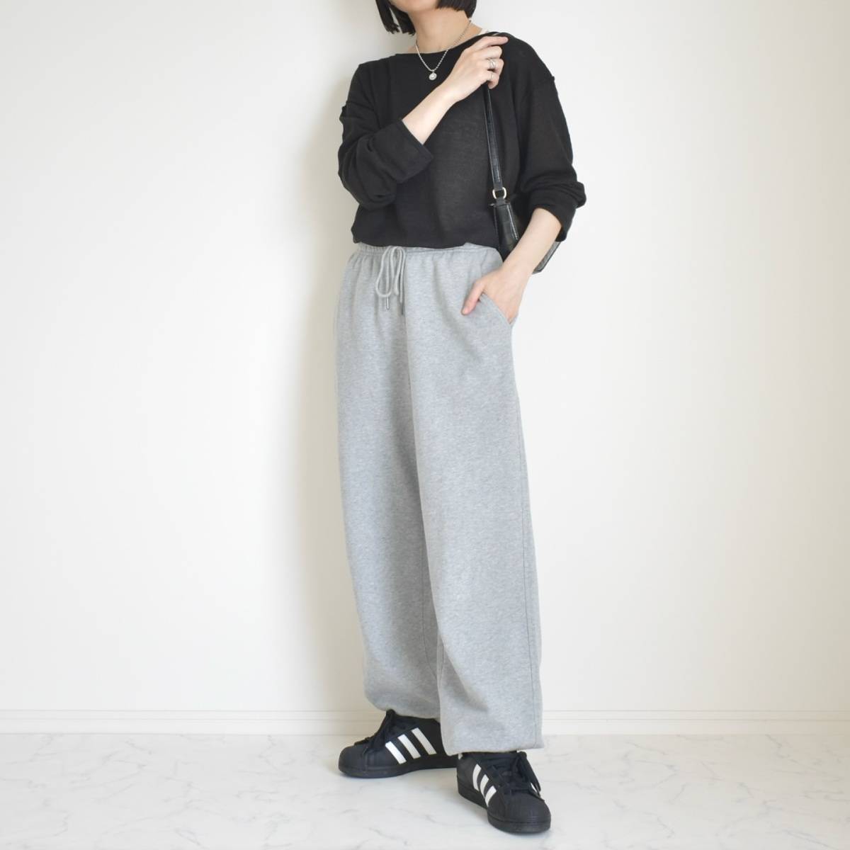 パンツ以外を黒でまとめる!