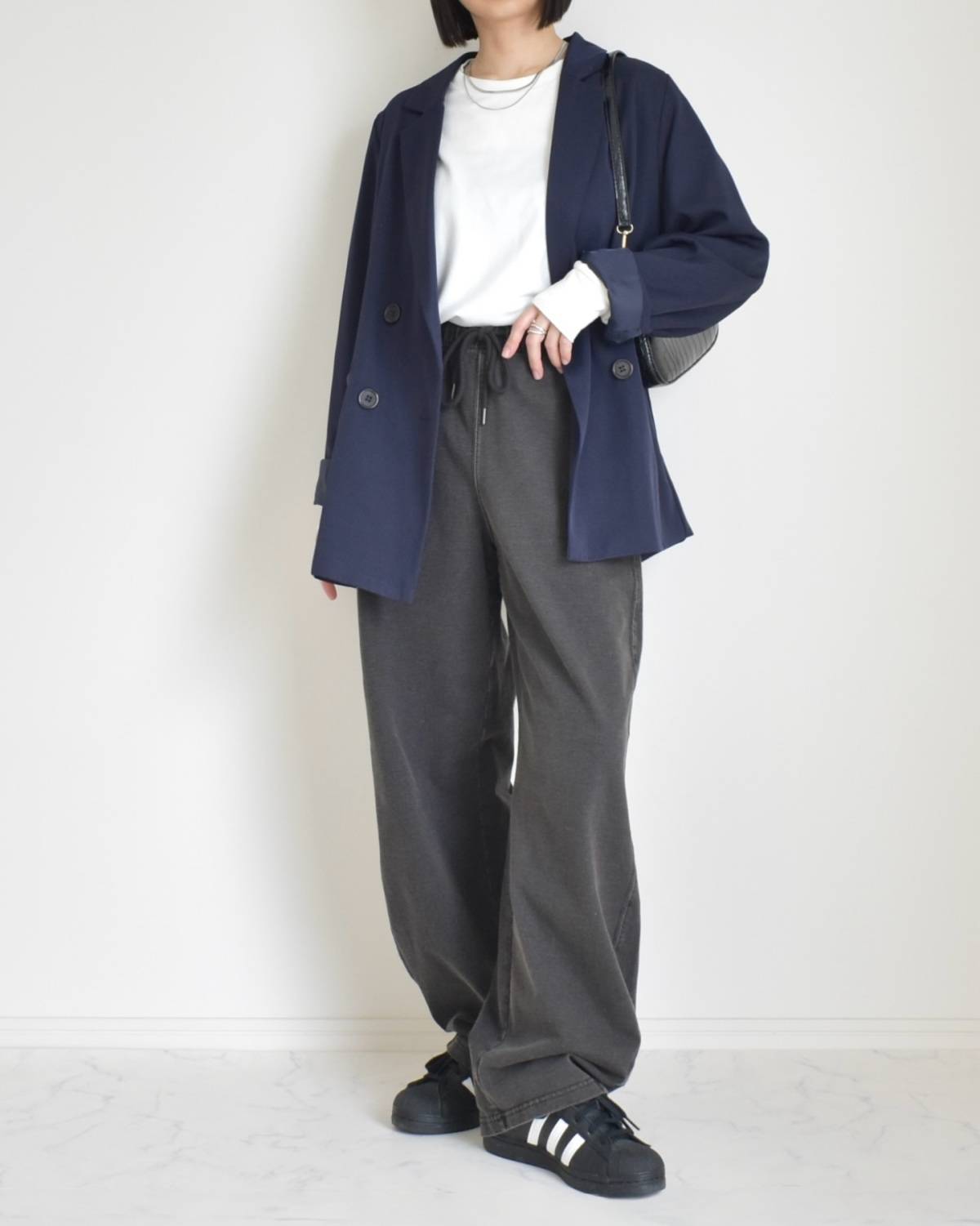 ジャケット×スウェットパンツのMIXコーデ
