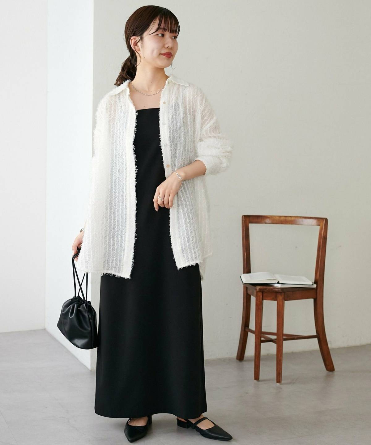 9月の沖縄の服装 黒ワンピース×シアーシャツ コーデ