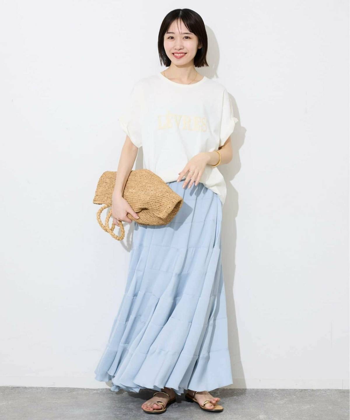 9月の沖縄の服装 白トップス×ブルーのスカート カゴバッグコーデ