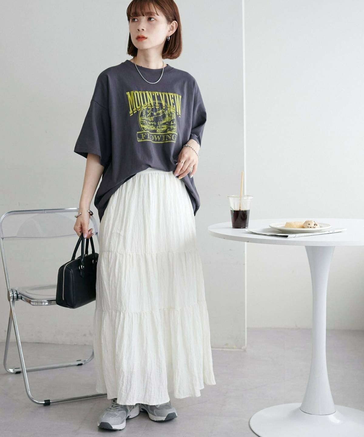 9月の沖縄の服装 ロゴ入りTシャツ×ティアードスカートコーデ