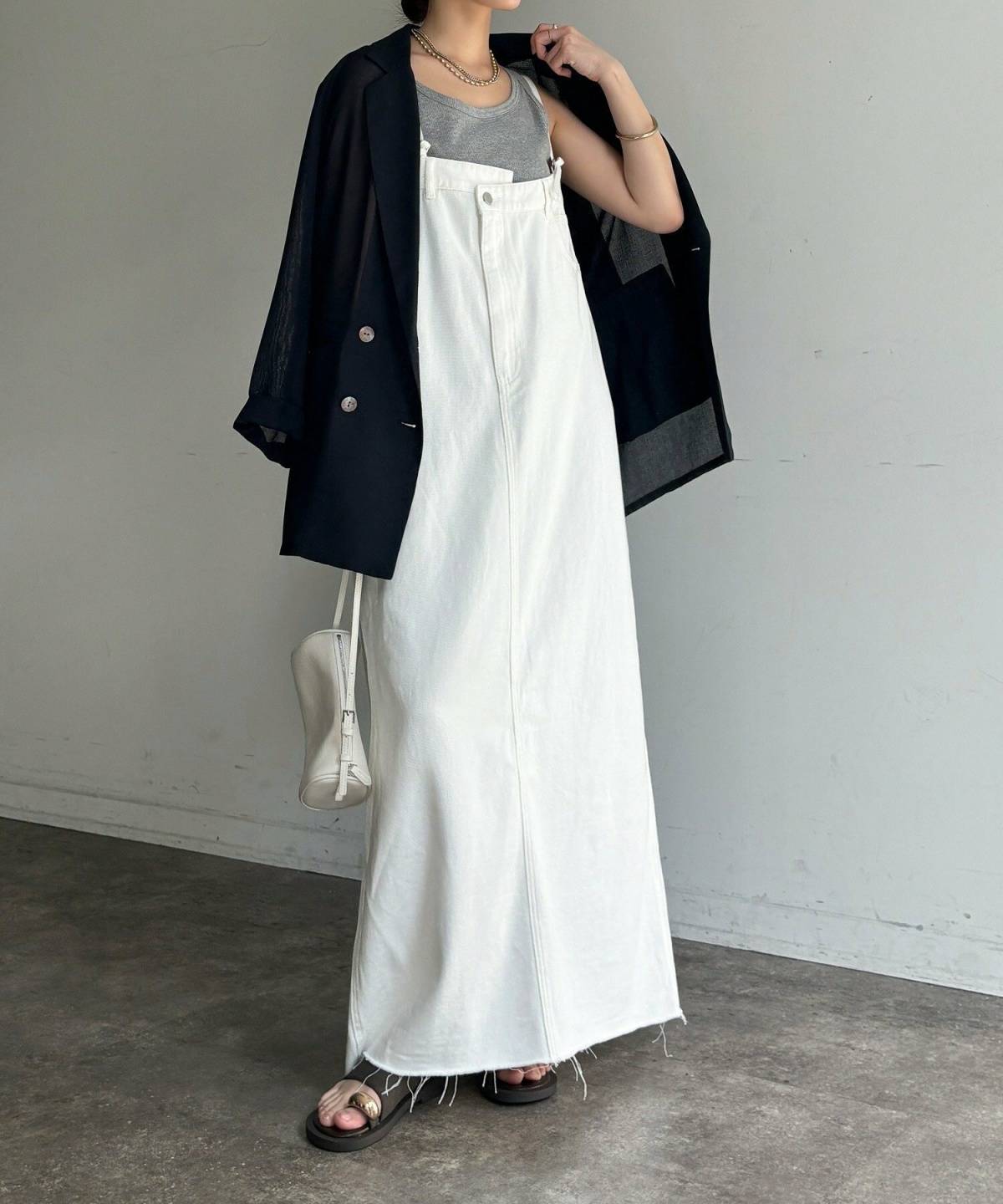 9月の北海道の服装 レディースコーデ 白デニムワンピース ジャケット