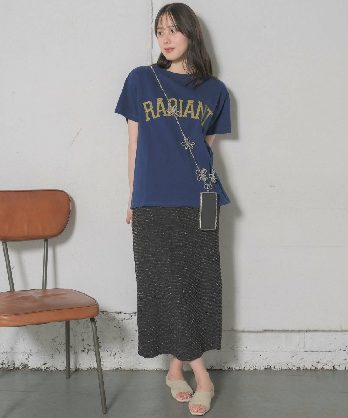 9月の北海道の服装 レディースコーデ ロゴ入りTシャツ