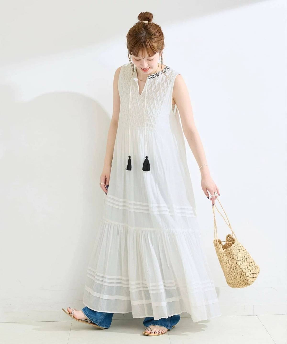 7月の東京コーデ 白ワンピース カゴバッグ