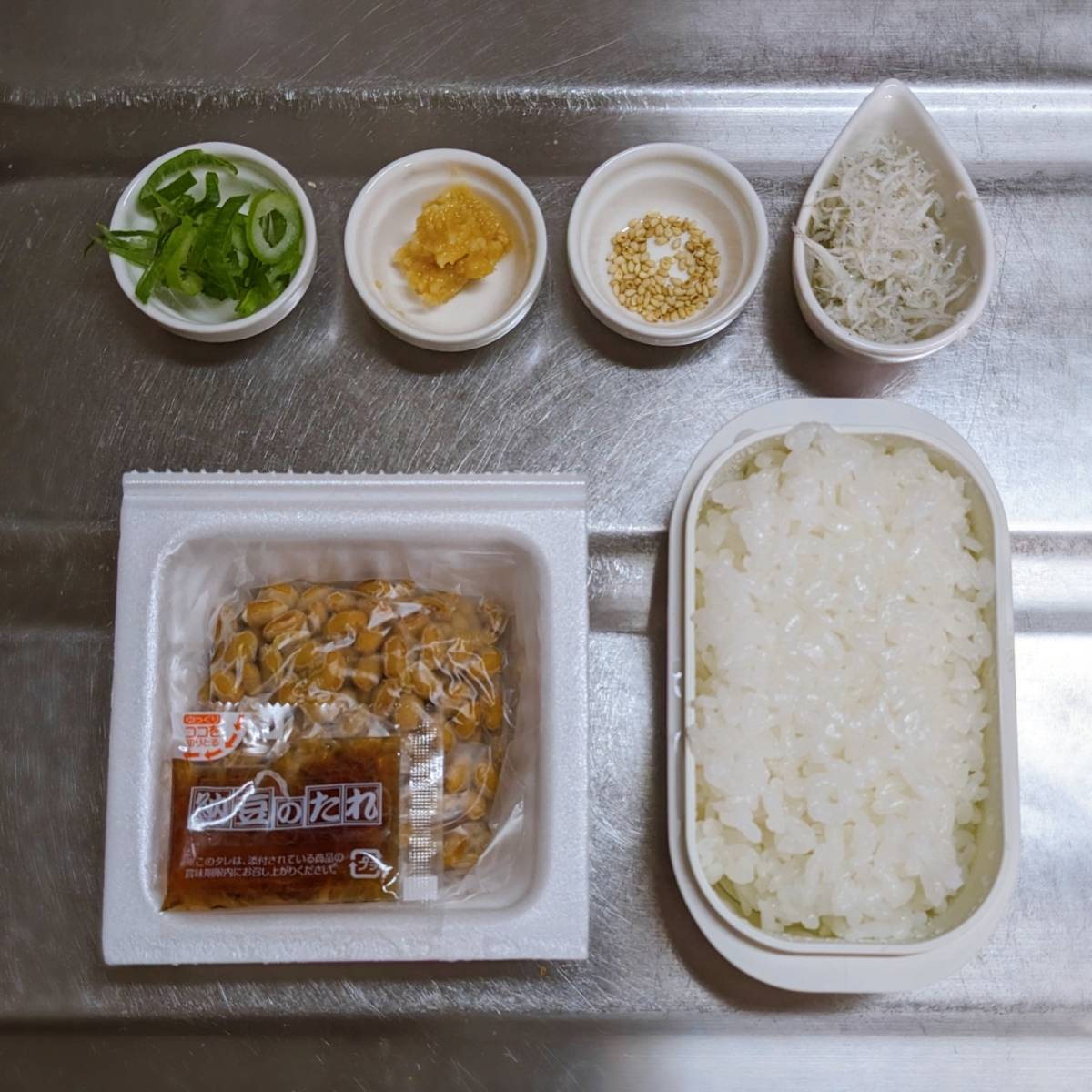 タカノフーズ公式の「納豆しらすネギ味噌丼」のレシピ