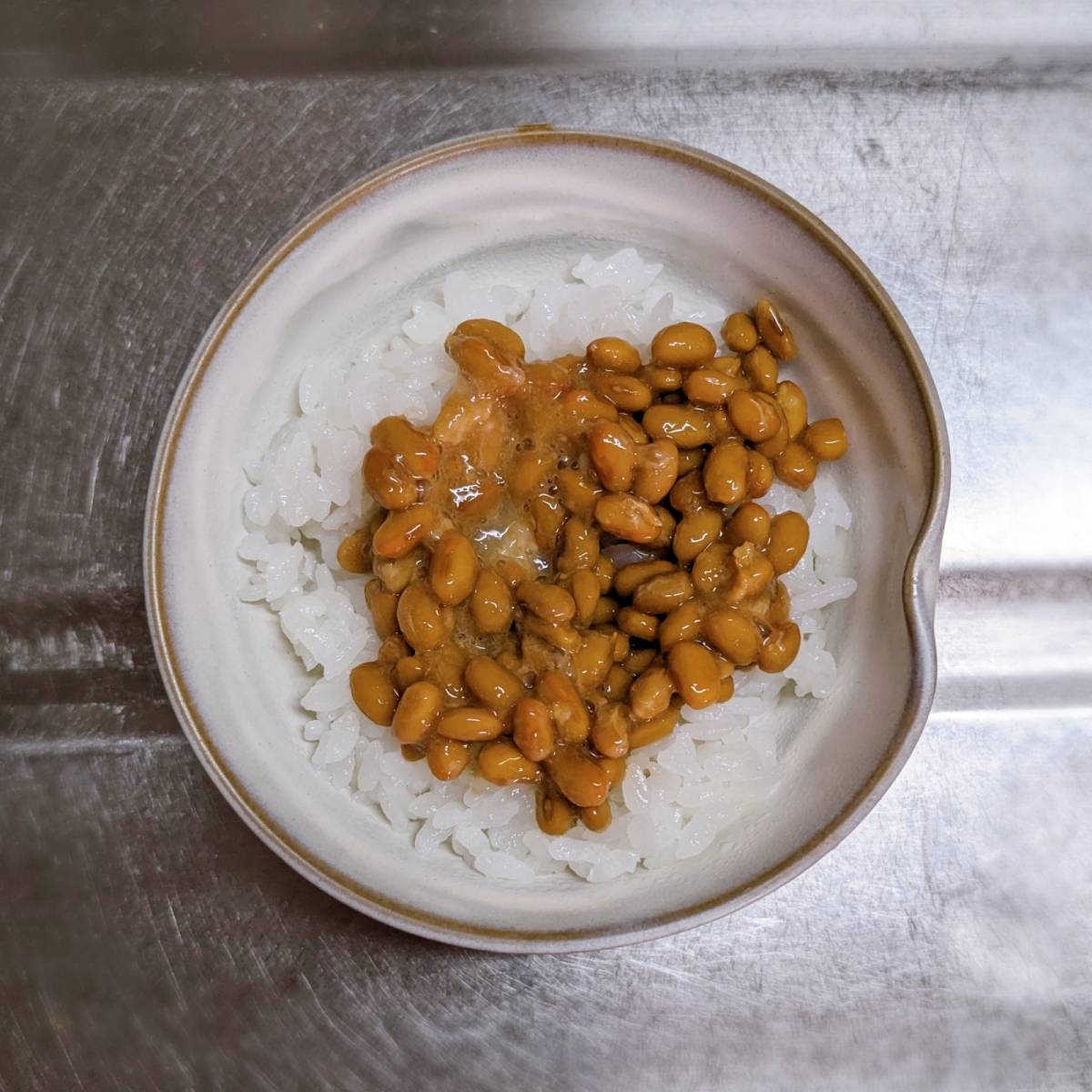 タカノフーズ公式の「納豆しらすネギ味噌丼」のレシピ