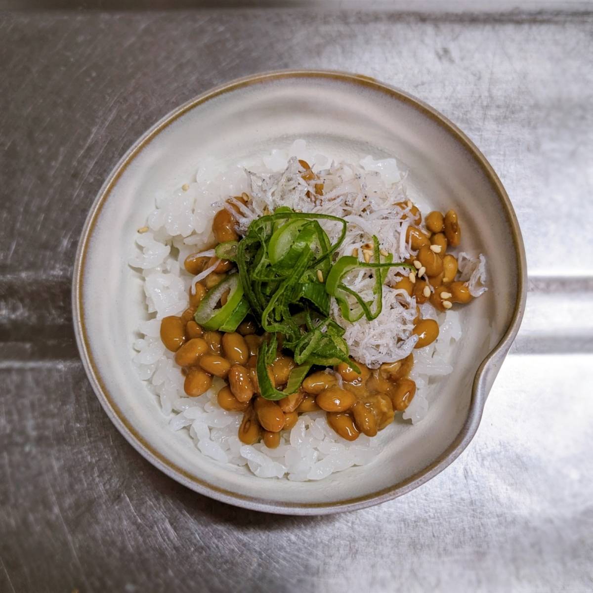 タカノフーズ公式の「納豆しらすネギ味噌丼」のレシピ