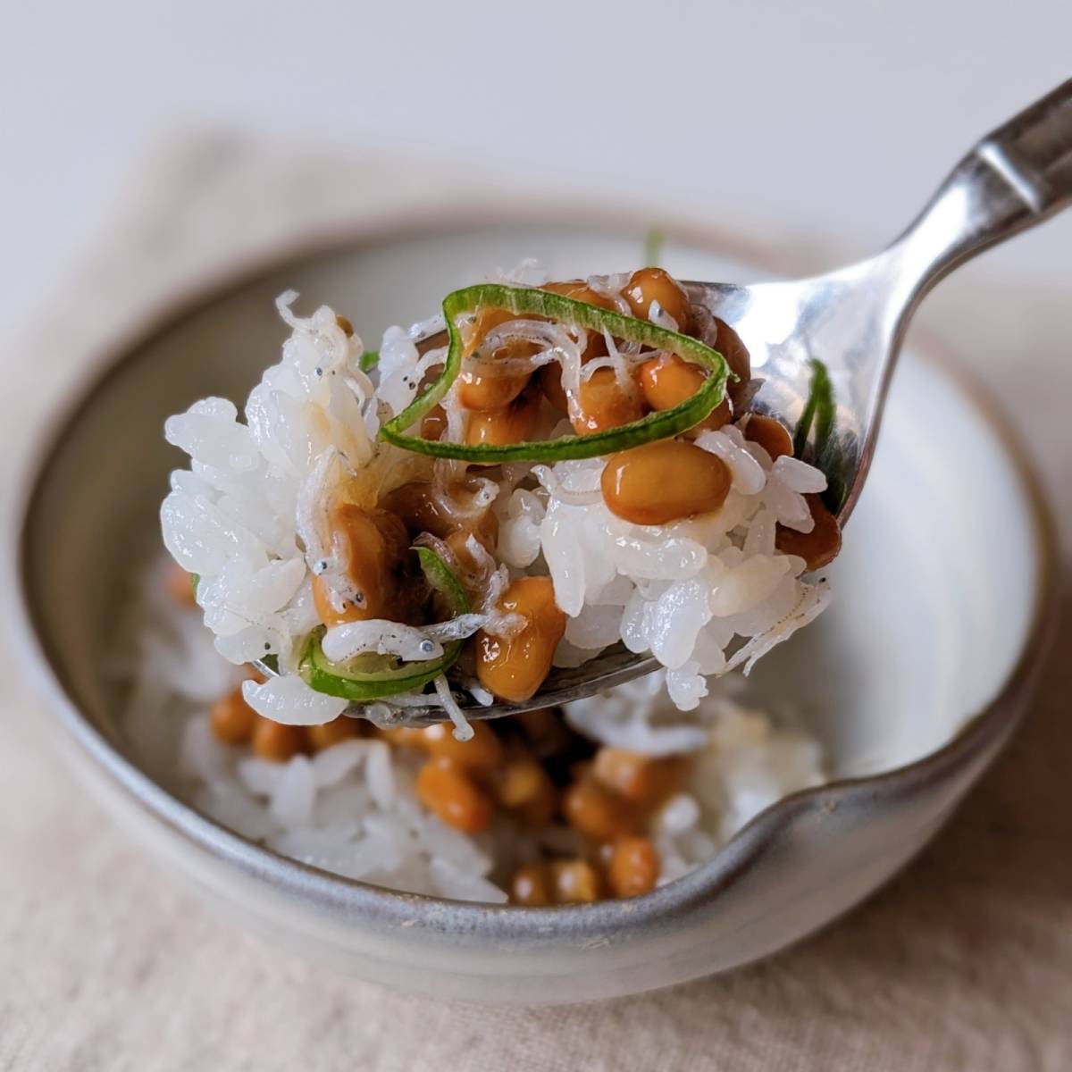 タカノフーズ公式の「納豆しらすネギ味噌丼」のレシピ