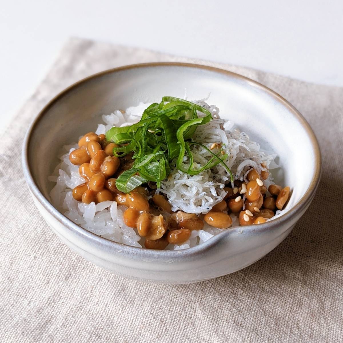 タカノフーズ公式の「納豆しらすネギ味噌丼」のレシピ