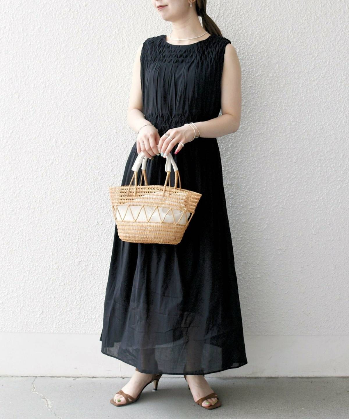 8月の北海道の服装 レディースコーデ 黒ワンピース×かごバッグ