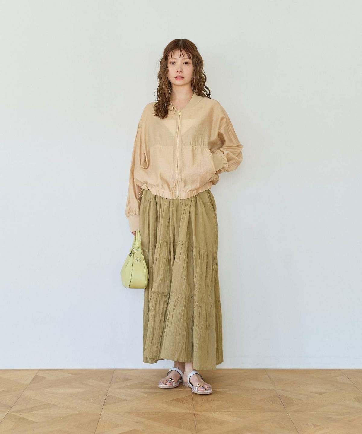 8月の北海道の服装 レディースコーデ 薄手のブルゾン ワンピース