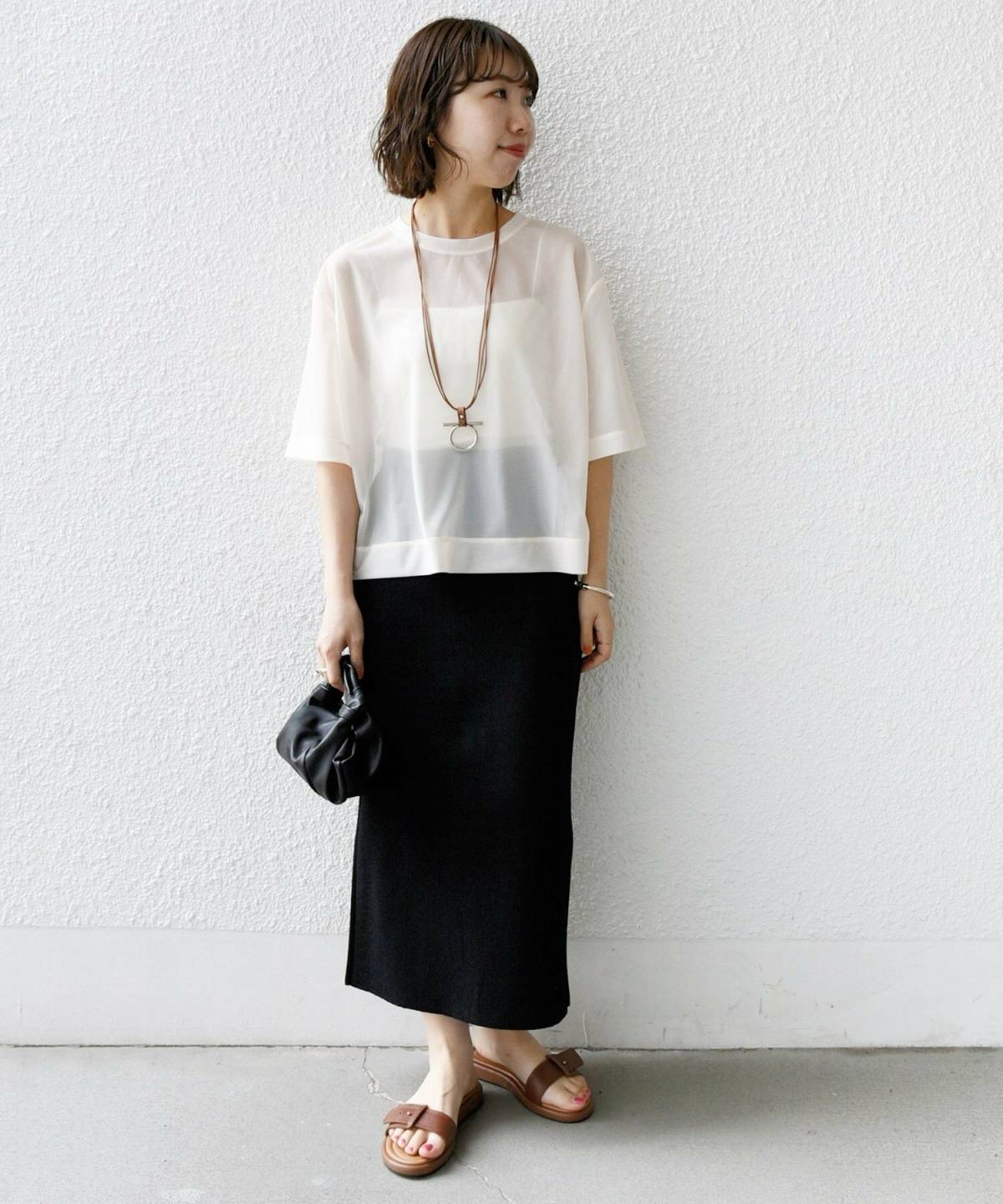 8月の北海道の服装 レディースコーデ シアートップス タイトスカート