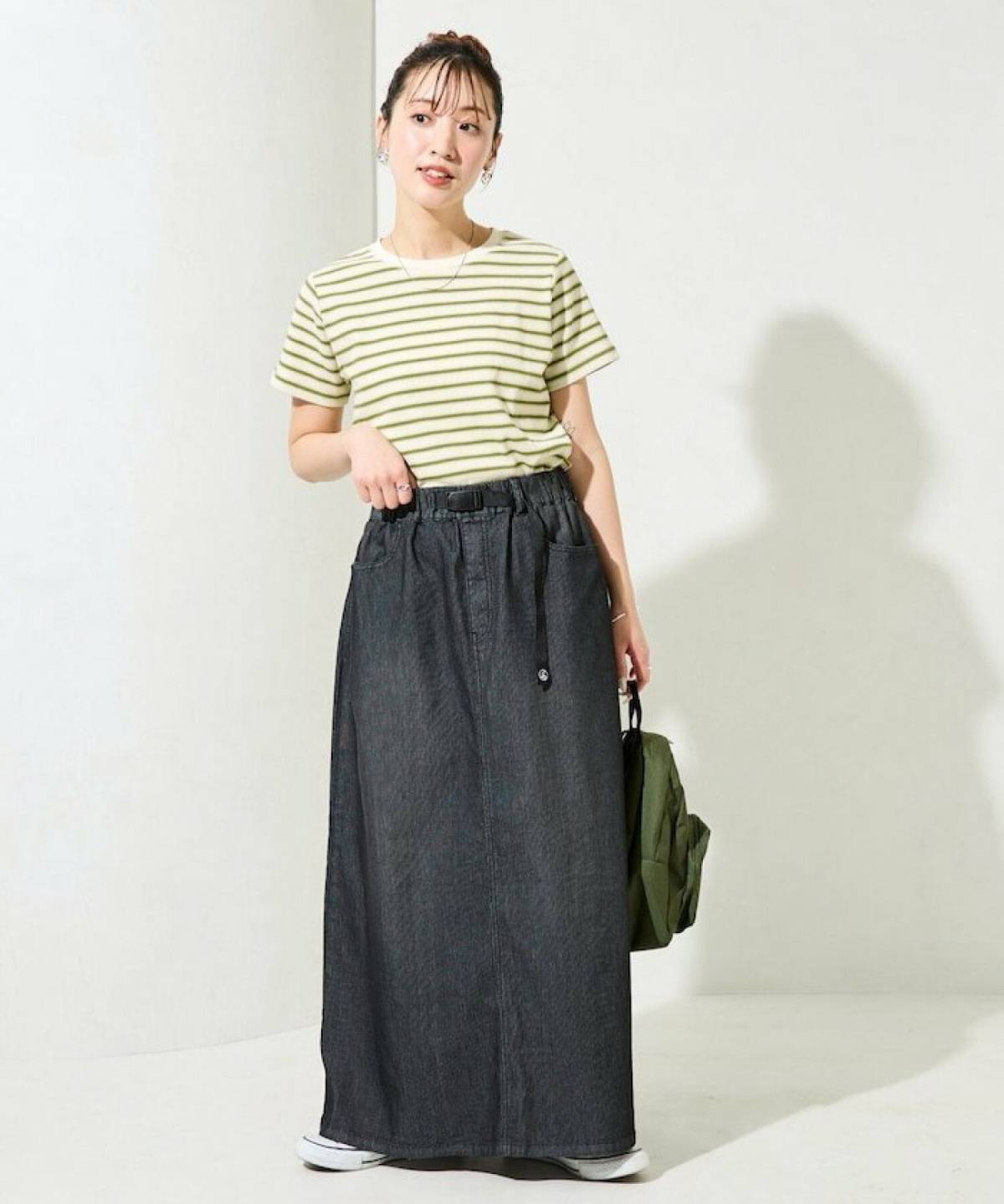 8月の北海道の服装 レディースコーデ デニムスカート