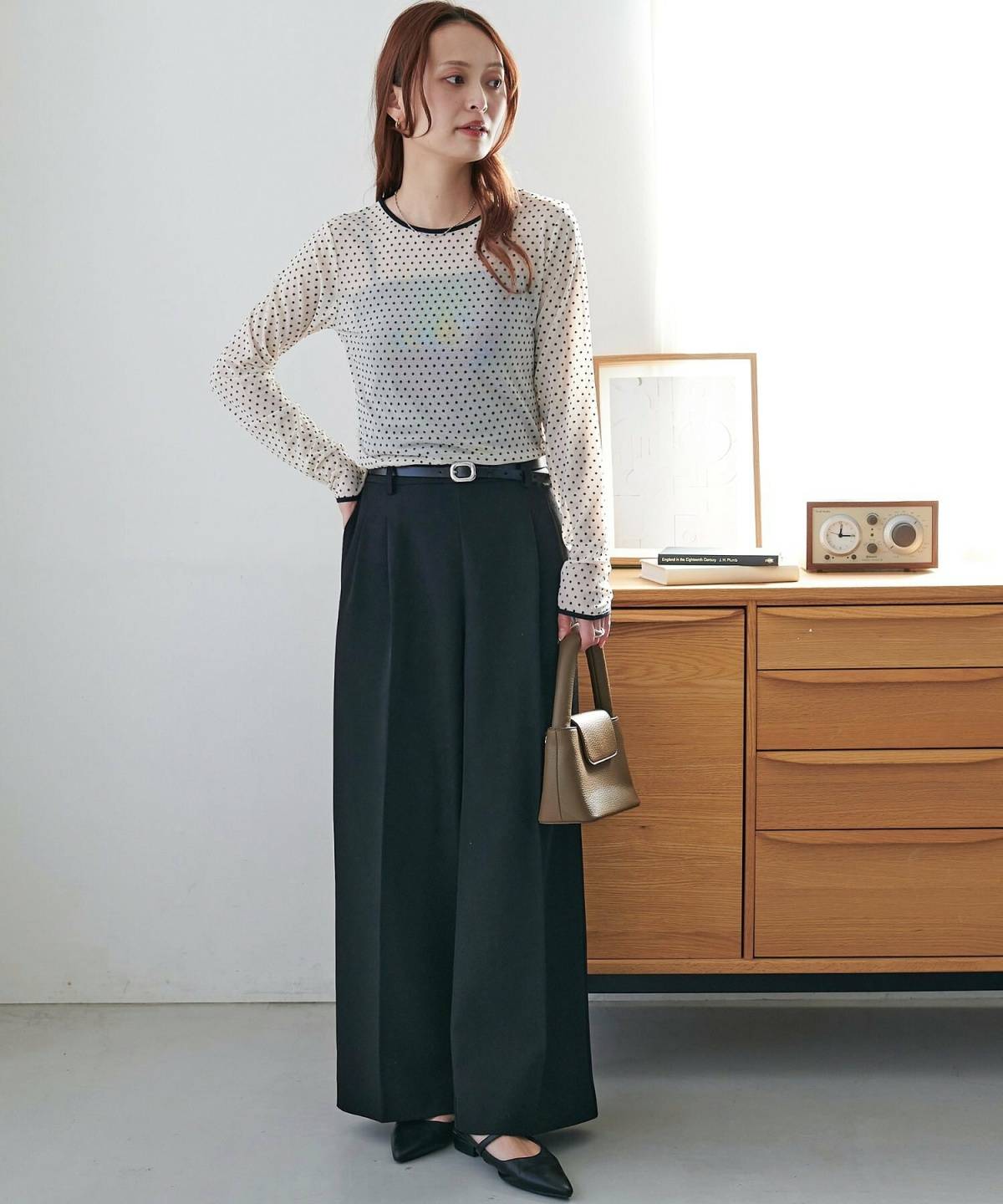 8月の北海道の服装 レディースコーデ ドット柄トップス パンツ