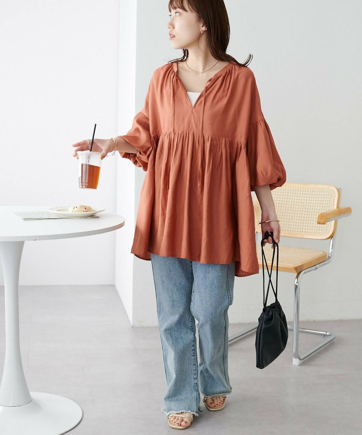 8月の北海道の服装 レディースコーデ ボリュームブラウス デニム