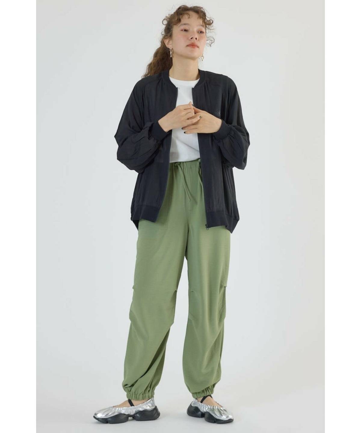 8月の北海道の服装 レディースコーデ カーゴパンツ