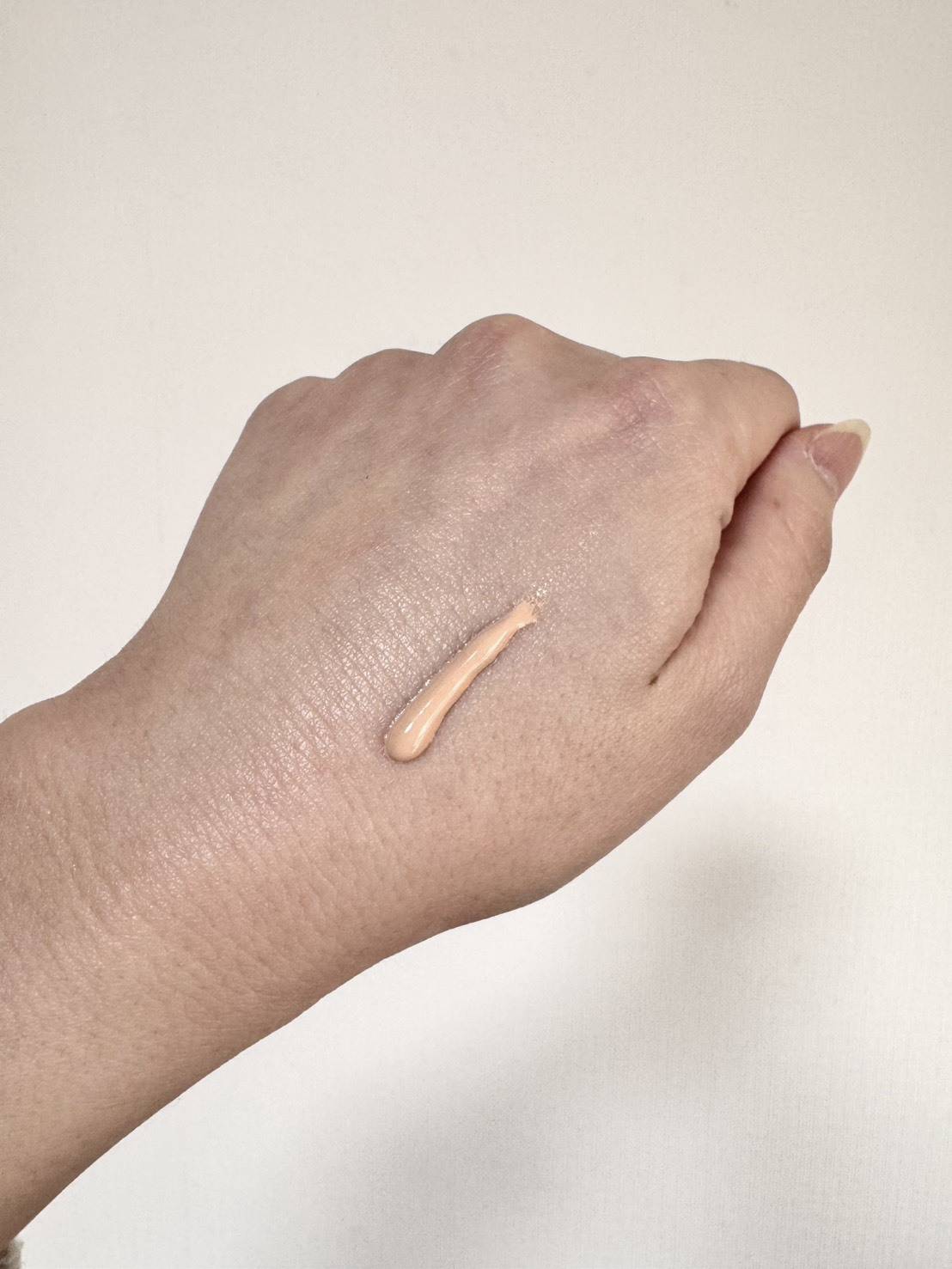 エリクシール デーケアレボリューション トーンアップ BE + ca＜ピュアベージュ＞を手に塗ったところ